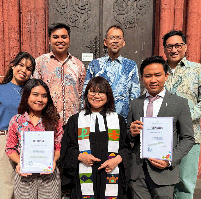 Majelis Jemaat Kristus Indonesia Rhein-Main bersama anggota Majelis Jemaat yang baru, Veni Simanjuntak dan Aylwin Gorgauli