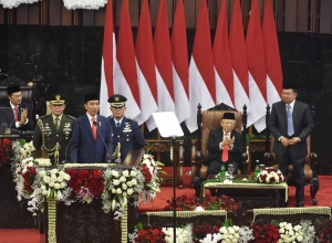 Präsident Joko &quot;Jokowi&quot; Widodo hält seine Eröffnungsrede, nachdem er am Sonntag für die Amtszeit 2019-2024 einen Amtseid geleistet hat. Rechts im Hintergrund die Vizepräsidenten (neu und alt).
